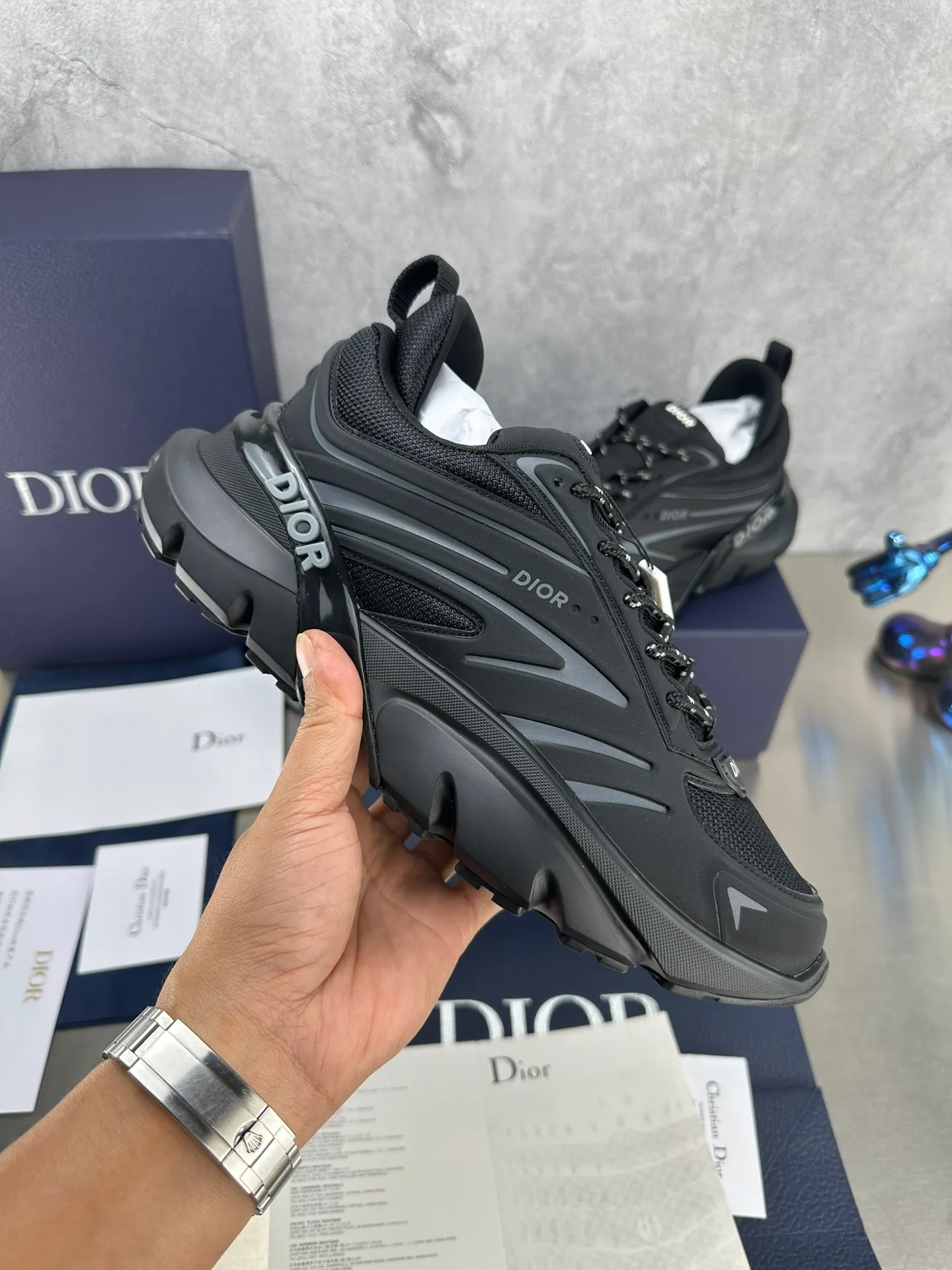 👟👟Ex-factory price 680👟👟 Dior B44 Blade sneakers for couples, a one-to-one replica of the original version. Embellishing the lifestyle capsule collection designed by lewishamilton, the dior B44 Blade sneaker is characterized by 2000s-inspired curves and a strong sense of volume. Promising a sporty yet retro-futuristic feel, they come in microfiber and canvas inlays and are embellished with the 'Dior' signature. These unique pieces, embellished with blades, capture the twisted beauty of the running world. The B44 Blade sneaker features a generous, voluminous silhouette inspired by the 2000s. Made from technical mesh, the upper features tonal technical fabric panels and features contrasting blade inserts on the sole for a running element. The Dior logo is featured on the upper, heel and sides. Two-tone laces and supportive socks accentuate its sporty aesthetic, giving the sneaker an ultra-modern edge to elevate its casual look. Couple size: 35-40, male 39-45